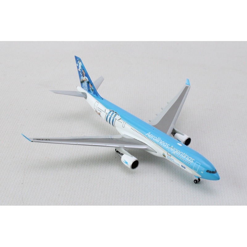 HERPA AEROLINEAS A330-200 1/500 (**)